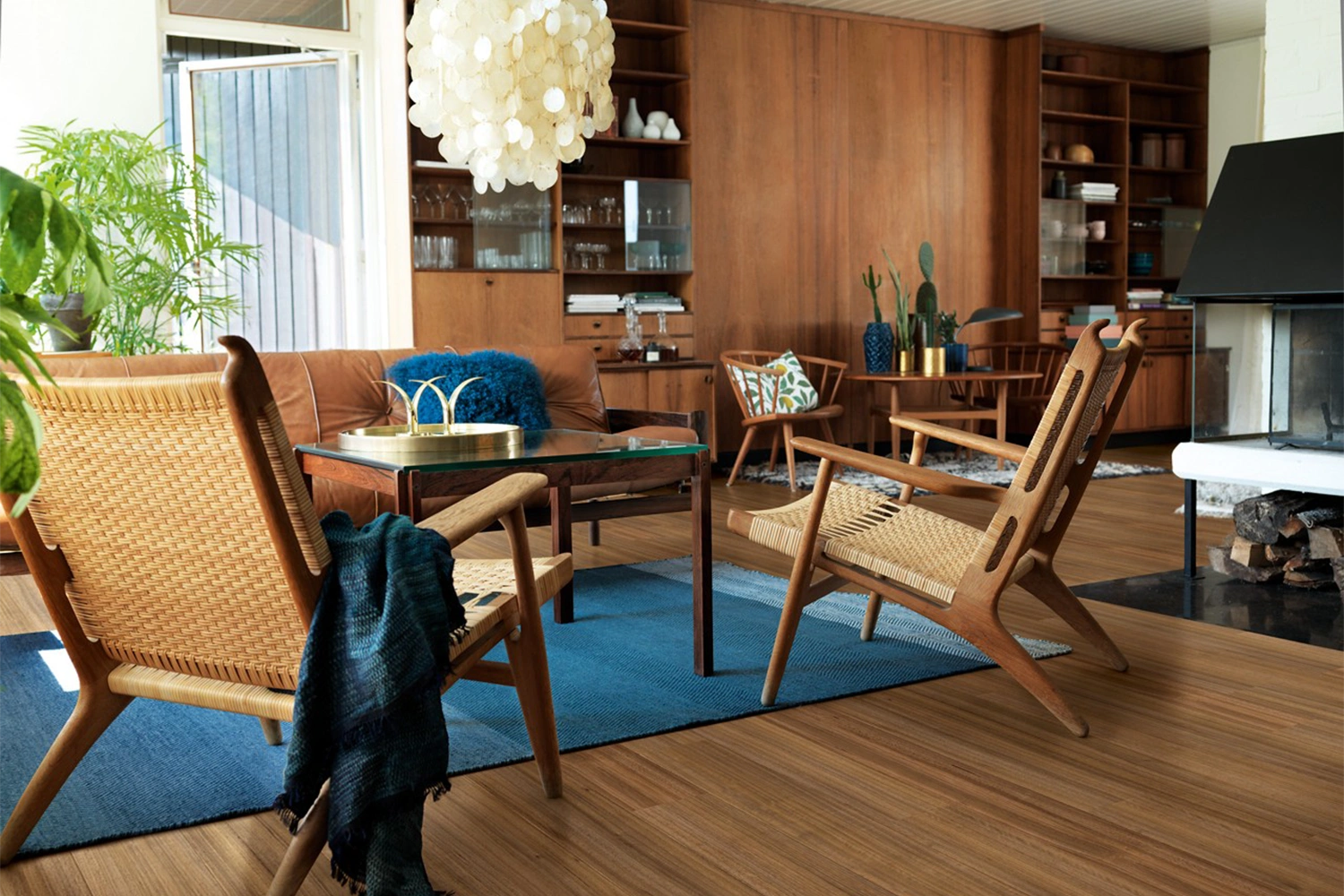 Salon retro z podłogą laminowaną i drewnianymi meblami